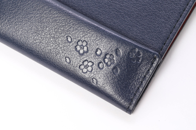 アブラサス 薄い二つ折り革財布笹原右京エディションにエンボス加工された桜のイメージ写真